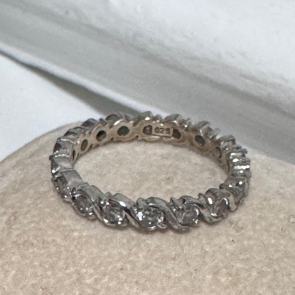 💎 Sparkling .925 Sterling Silver Eternity Ring — Twisted Elegance! 💎